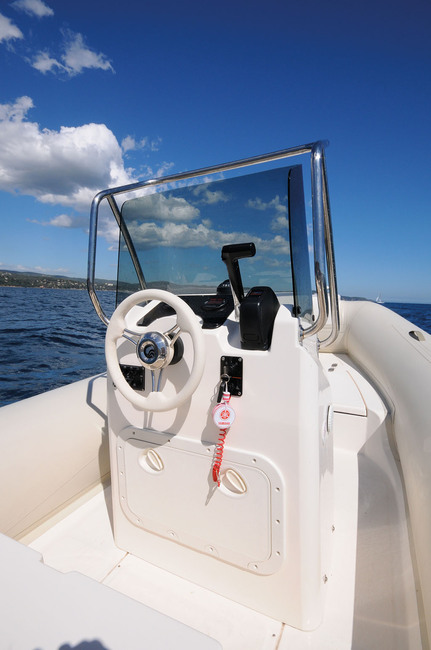 La console de pilotage relativement étroite dégage deux larges passavants qui procurent une circulation aisée dans le cockpit