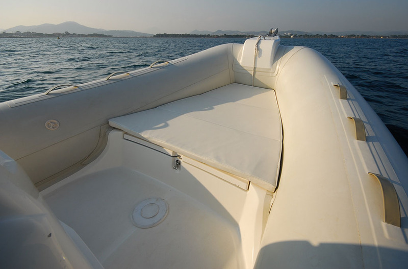 Le coffre avant court dégage le cockpit avant, la rallonge optionnelle étant indispensable pour disposer d'un bain de soleil.