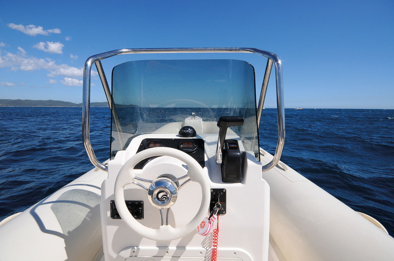 Poste de pilotage fonctionnel. Le volant décalé sur bâbord laisse de la place au co-pilote et la solide main-courante protège le pare-brise et offre une bonne prise pour se tenir.