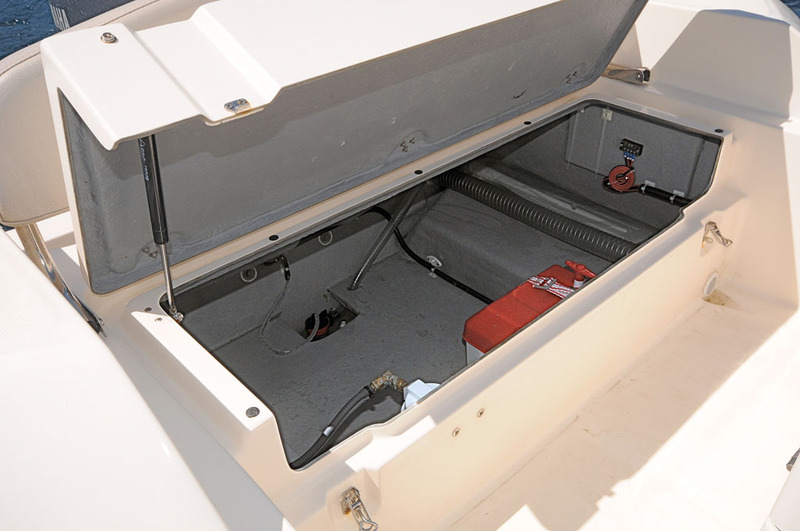 Bon point pour la grande soute arrière pourvue d'un plancher qui préserve le matériel de l'humidité du fond de coque.

