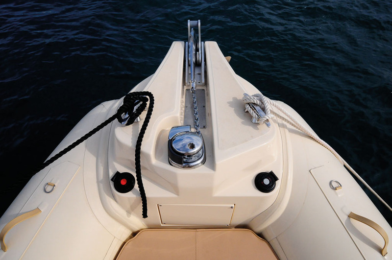 Mouillage très pratique avec le guindeau électrique optionnel, à considérer comme indispensable sur un bateau qui dépasse deux tonnes et demie en charge.
