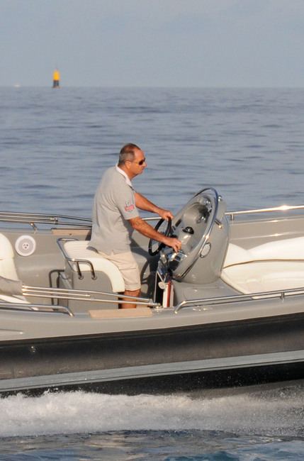 L'ergonomie du poste de pilotage est un point fort de ce modèle, avec leaning-post confortable et commandes bien placées.