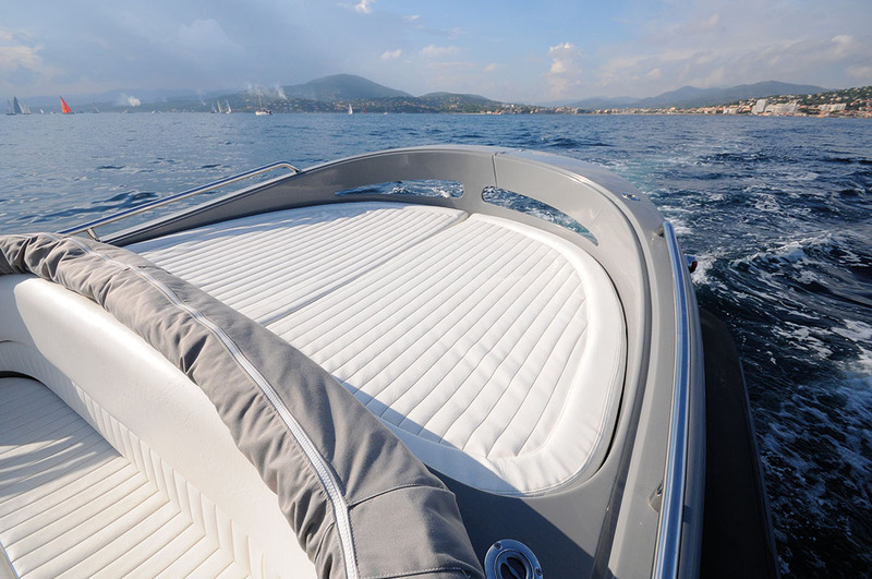 Sûr et spacieux, le solarium arrière est utilisable en navigation. Mais il faut enjamber la banquette pour y accéder.

