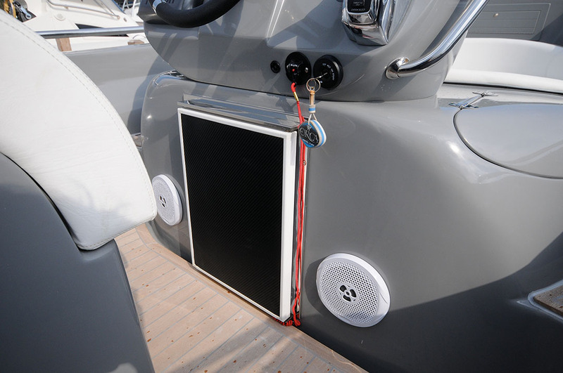 En option, le réfrigérateur trouve place sous la console de pilotage.
Bon point pour la sécurité grâce aux mains-courantes robustes et de belle facture qui courent sur les plats-bords.
