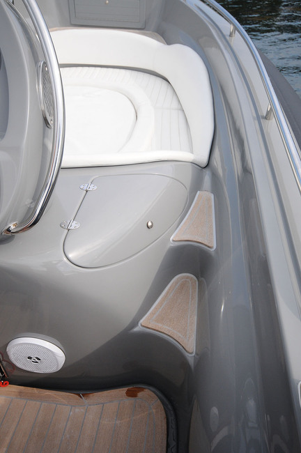 Les marches d'accès au cockpit avant sont trop étroites et coincées entre des surfaces glissantes.