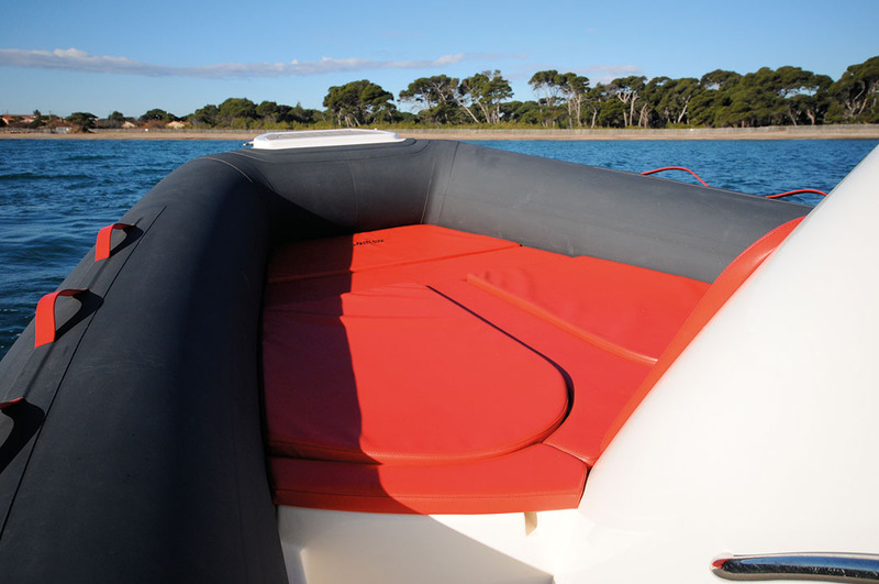 Géant, le bain de soleil  fixe offre quatre places de farniente, mais il occupe tout le cockpit avant.
