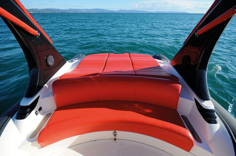 Trois places au soleil de plus à l'arrière, derrière la grande banquette pour passagers, et des passages latéraux vers la plage de bain.