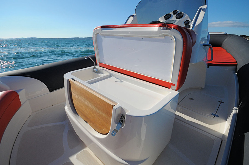 Bien, la mini cuisine sous l'assise de pilotage, à équiper d'une plaque de cuisson.
