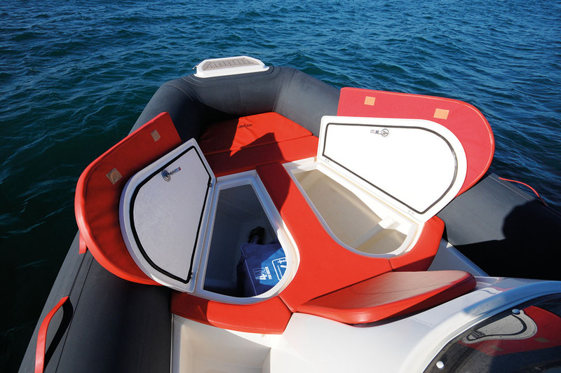 Deux beaux coffres très facilement accessibles à l'avant, pas assez longs toutefois pour les skis ou le wake-board.
