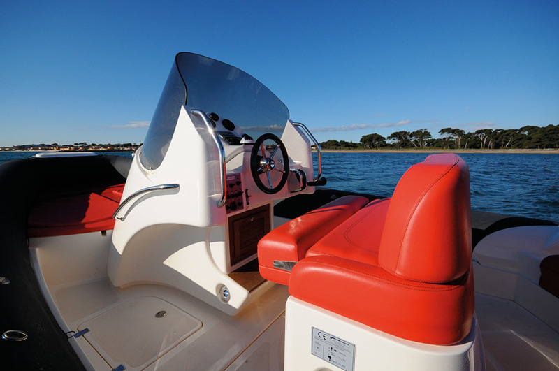 Poste de pilotage réussi, avec assise relevable, mains-courantes pratiques, et console dégageant de l'espace au sol.
