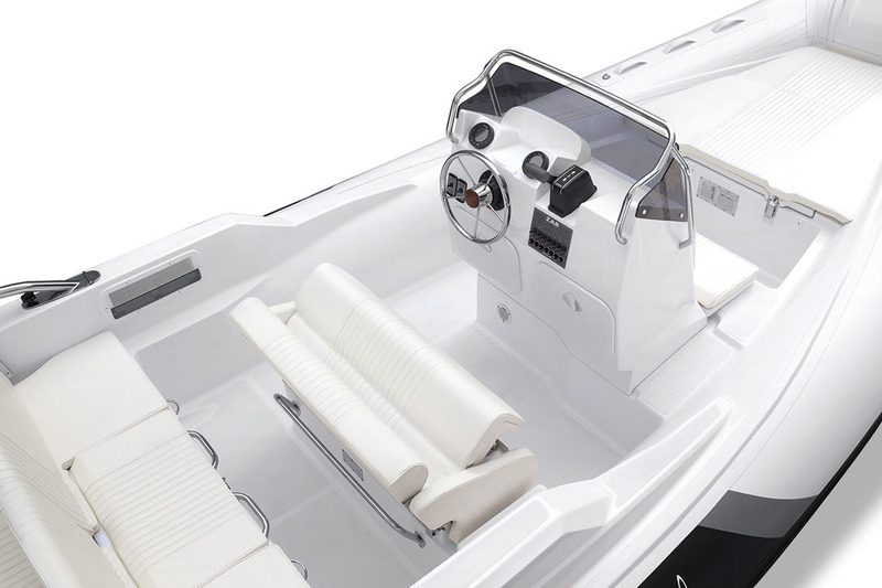 Cette vue du cockpit montre la sophistication dont fait preuve la conception chez Zar Formenti, avec des espaces optimisés dans l'optique du confort des passagers. La modularité est le maître-mot avec notamment un dossier de banquette en deux parties et amovible, une assise de pilotage convertible en leaning-post et une console opérant un léger retrait à la base, au profit des appuis du barreur. 