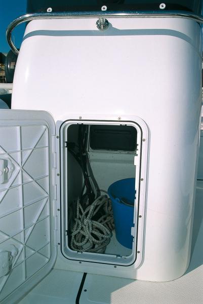 Une porte de bonne taille done accès au rangement dans la console.