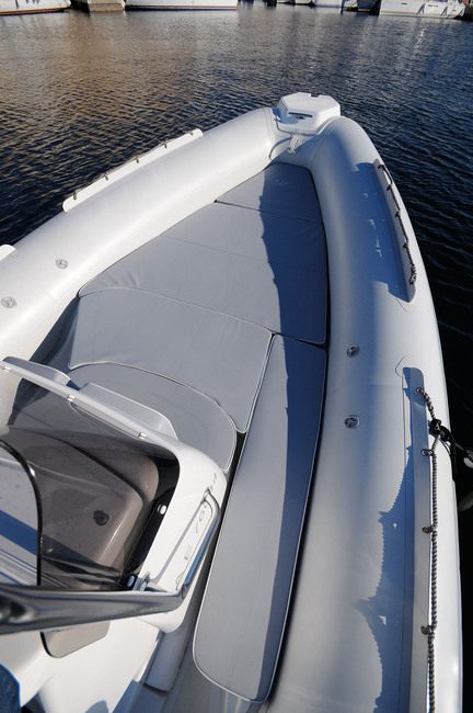 Avec la rallonge en place, le vaste bain de soleil occupe tout le cockpit avant.