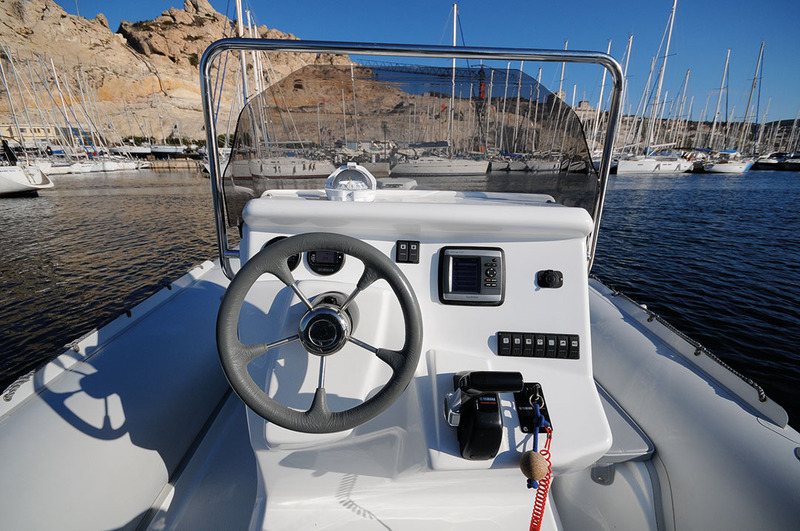 Bien, le large tableau de bord et la console à sommet plat, idéal pour installer un GPS-sondeur, mais le support des commandes est trop proéminent. 