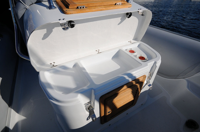 Logement pour mini-cuisine sous l'assise de pilotage, l'équipement étant optionnel.