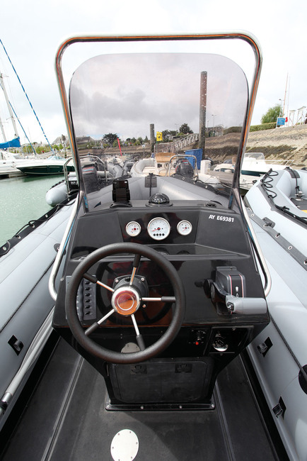 La console offre à la fois une bonne ergonomie de pilotage et coupe bien du vent, grâce à son haut pare-brise.