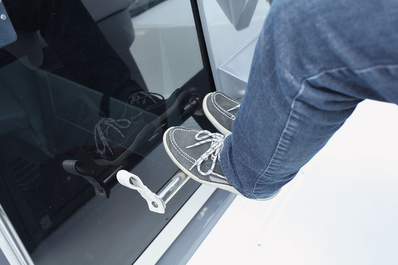 Astucieux : en raison de la porte coulissante de cabine, impossible de proposer un cale-pieds fixe pour le copilote. 4XC a créé une barre inox télescopique qui s'extrait du cale-pieds polyester du pilote. 
