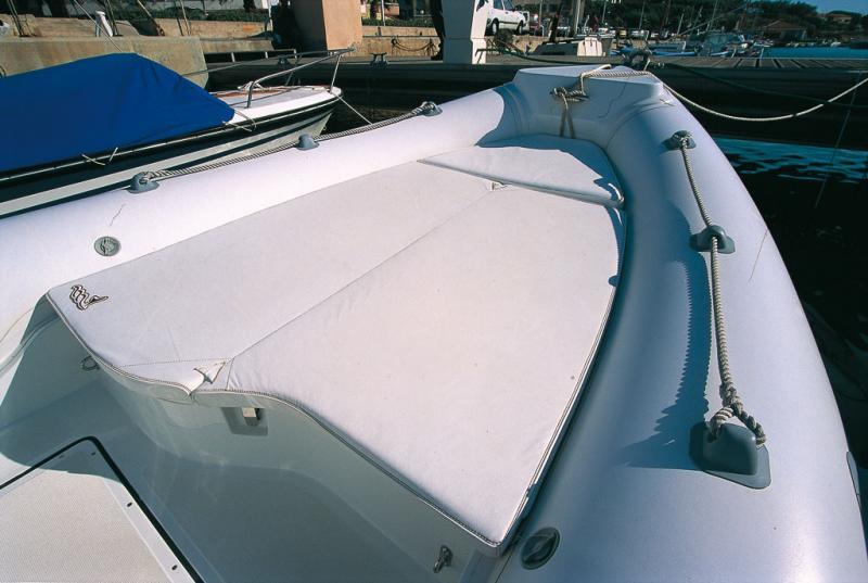 Le bain de soleil avanrt est de bonne taille pour un bateau de cette longueur.