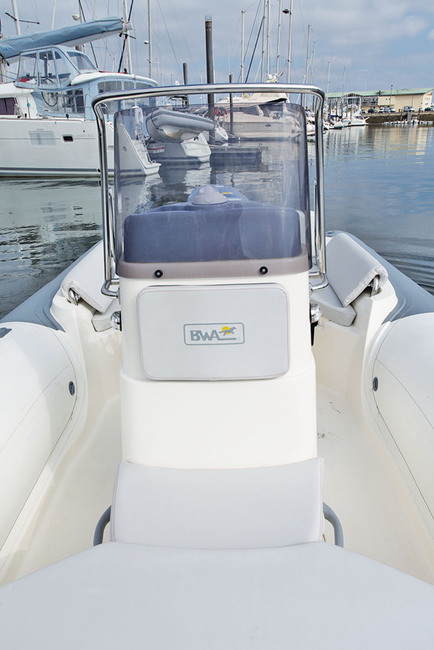 Le poste de pilotage monoplace laisse de larges passavants.