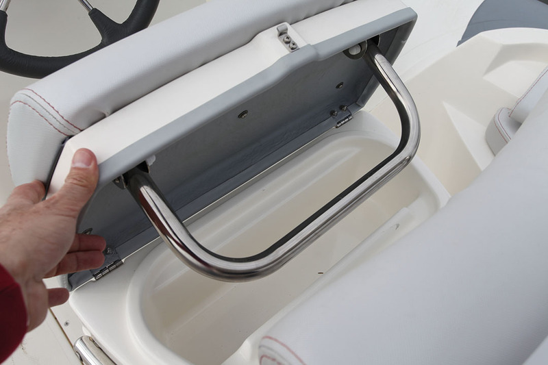 Cet arceau inox placé sous l'assise pilote peut se replier et libérer un rangement pour les petites affaires. 