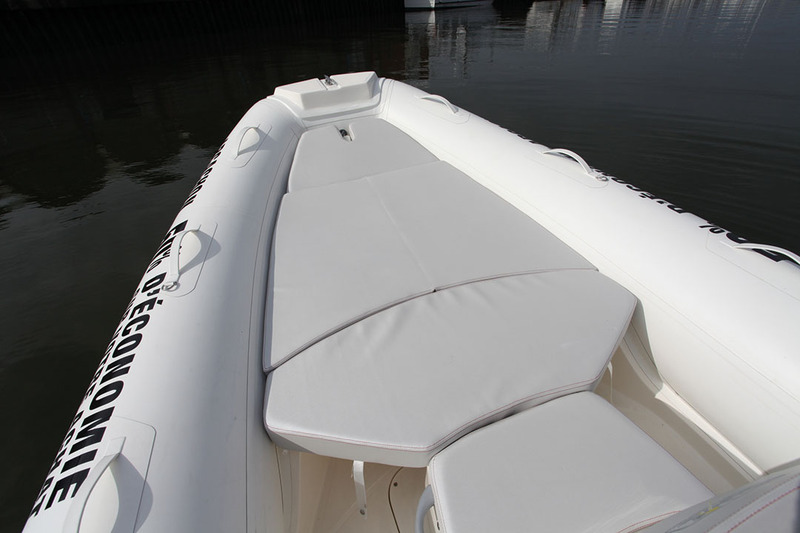 Avec l'aide de sa rallonge, le matelas du bain de soleil avant parvient jusqu'au siège de console. 