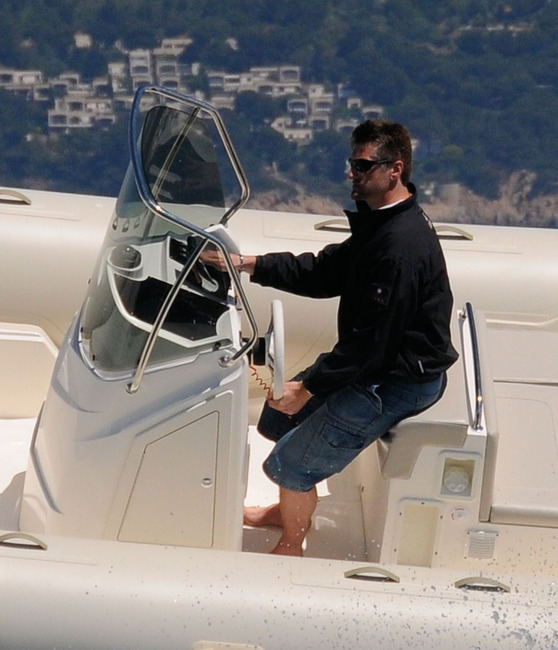 Bonne note pour le poste de pilotage, avec leaning-post confortable, commandes bien placées et pare-brise efficace. Ce serait parfait si la face arrière de la console était "rentrante".