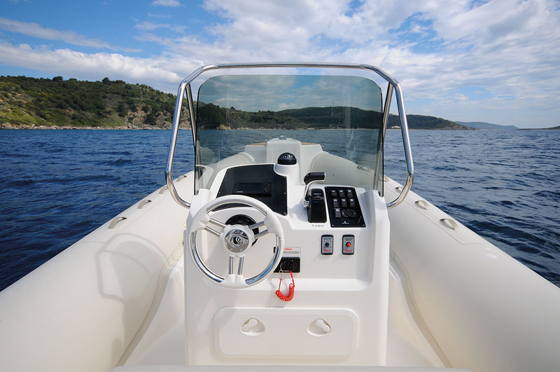 Le volant décalé, avec commande de gaz à droite, permet de confier la gestion des gaz au copilote pour piloter à deux mains dans la mer formée.