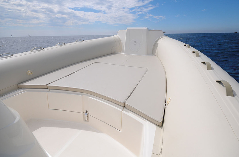 Un beau solarium de proue, convertible en XXL avec la rallonge venant combler le creux devant la console.