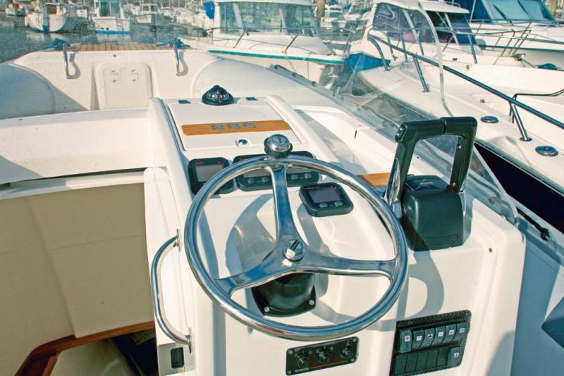 Posée presque à plat, la barre en inox avec sa boule de manoeuvre, est un clin d’oeil au sportfishing américains.