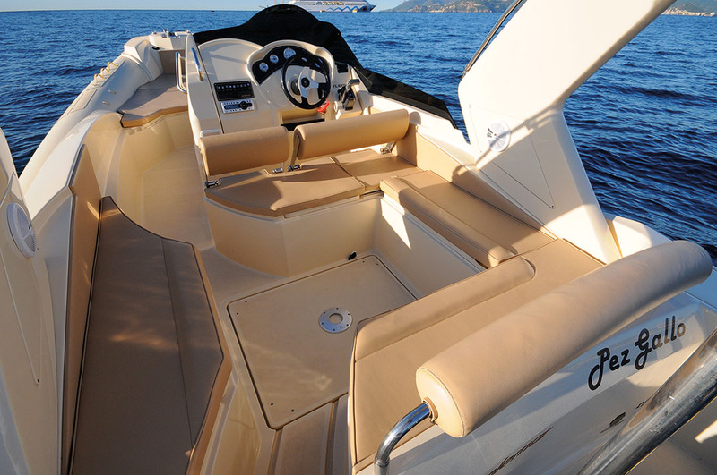 Six places en navigation dans le cockpit arrière, convertible en carré, avec une grande table amovible fournie.