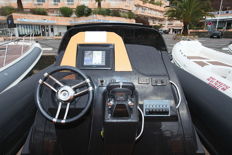 Comme la porte de cabine est située sur l'avant de la console, le tableau de bord est très spacieux. 