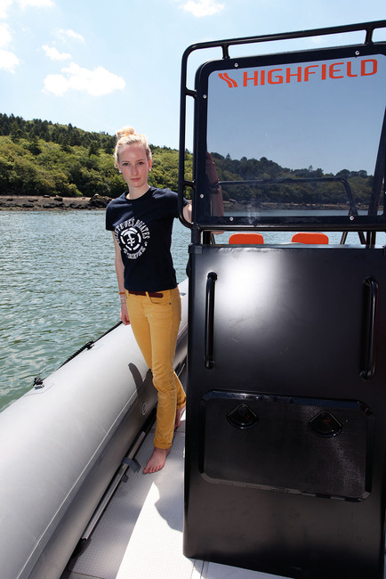 La console centrale laisse de larges passavants et la main courante garantit une bonne prise pour sécuriser ses déplacements lorsque les conditions de mer sont mauvaises. 
