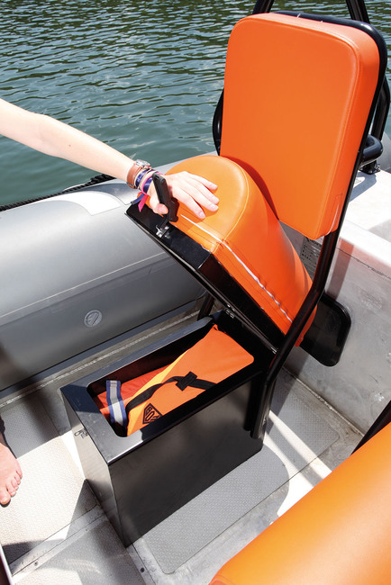 Rangements secs et facilement accessibles sous les deux sièges jockey. 
