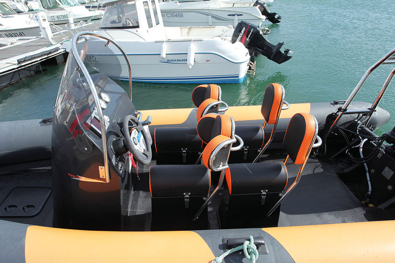 Très compacts et ergonomiques, les sièges jockey offrent une bonne sécurité lors des runs rapides en mer formée. Par contre, leur présence et la large console ne laissent que d'étroits passavants... 
