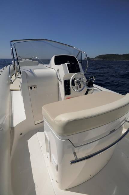 Le large leaning-post avec banquette à dosseret offre deux larges places pour piloter debout ou assis, au choix, la première solution étant plus confortable.