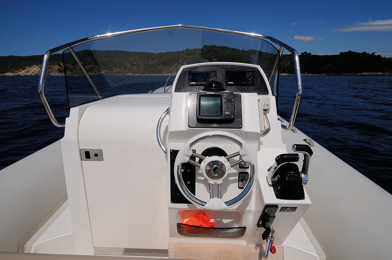 Confortable et bien conçu, le poste de pilotage est bien abrité par son haut pare-brise. Seule réserve, le support de commandes de gaz est trop proéminent.

