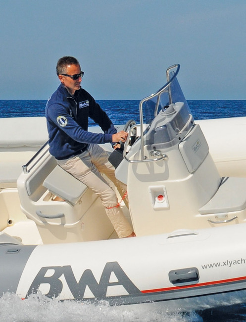 La banquette basculante du Sport 22 GT offre une position optimale pour un pilotage précis et sans fatigue.