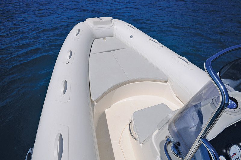 Spacieux le cockpit avant ! Et si l'on veut un bain de soleil géant, il suffit d'ajouter l'extension optionnelle.  