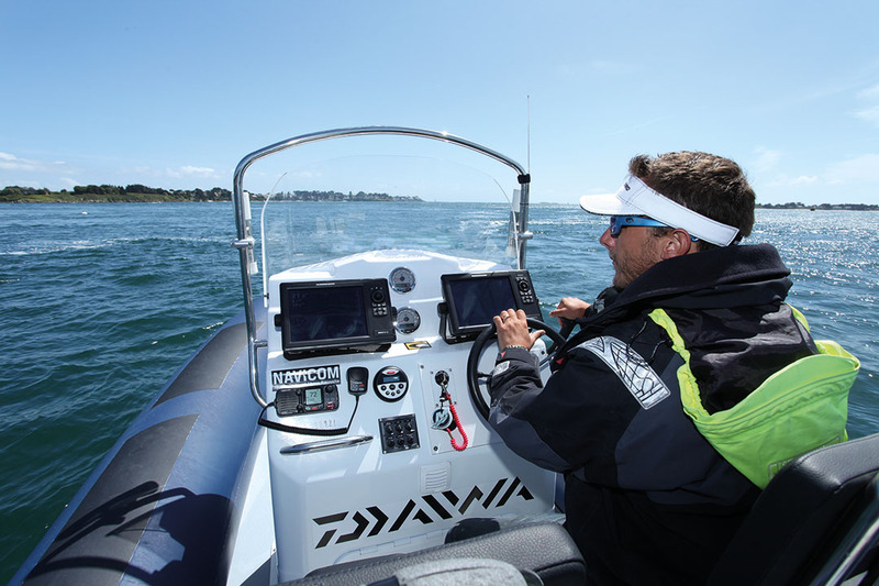 S'il n'est pas possible d'encastrer dans le tableau de bord les deux combinés GPS/sondeur à grands écrans, l'espace ne manque pas pour les disposer sur leurs étriers. Notez la poignée de maintien pour le copilote, bien placée. 
