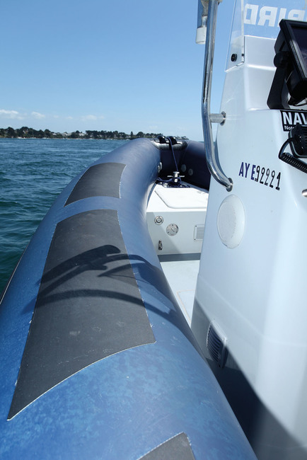 En raison du choix d'une large console (biplace) et de la relative étroitesse du bateau, les passavants ne sont vraiment pas généreux. 