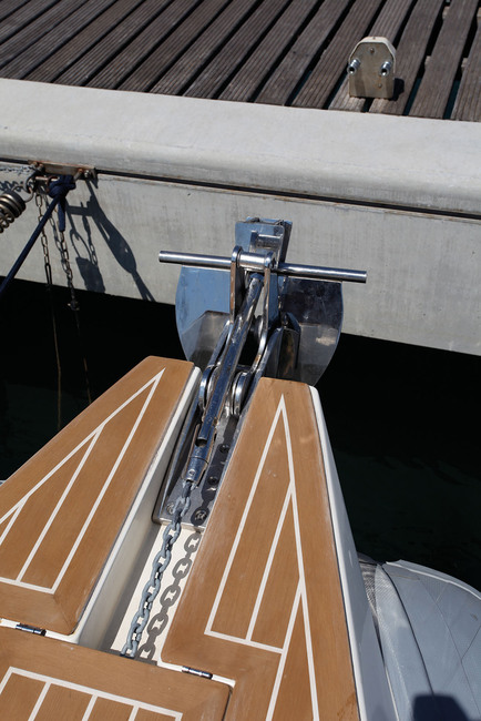 Accastillage tout inox pour ce Master haut de gamme. Bien vu : la delphinière dépasse franchement du nez du bateau afin d'aviter le ragage de la ligne de mouillage. 
