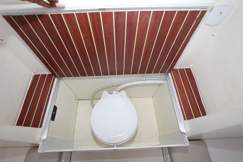 Elegance toute italienne : le WC est dissimulé dans un coffre. 