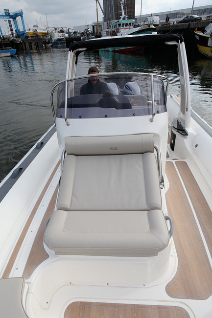 La console forme le rouf de la cabine qui supporte un large siège en position "transat".