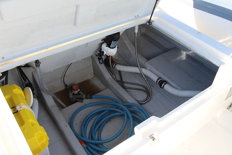 Le coffre est suffisamment spacieux pour qu’une seconde batterie puisse être installée. En cas de problème, les deux évacuations du cockpit sont sécurisées avec deux vannes.