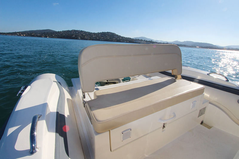L’ensemble du cockpit peut éventuellement être protégé du soleil par un taud disponible en option. Le constructeur permet de personnaliser son bateau dans la limite du raisonnable.