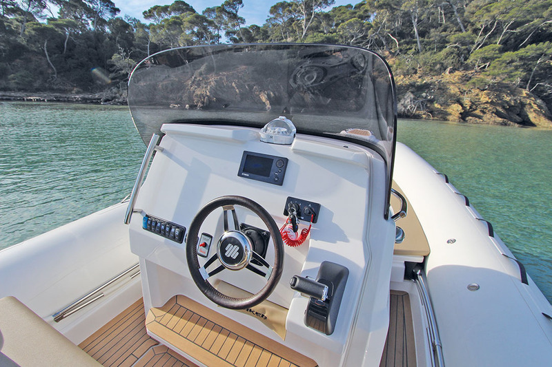 Le poste de pilotage est bien pensé avec suffisamment d’espace pour installer un traceur multifonction. Le constructeur a même prévu un vide-poches particulièrement pratique juste en dessous la barre.