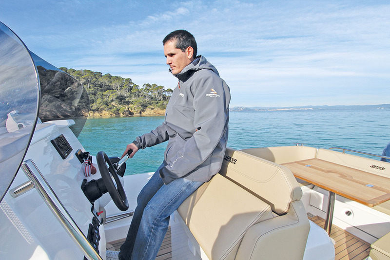 Avec une banquette ajustable et un cale-pieds, la position de conduite est irréprochable. Le teck qui recouvre le plancher du cockpit est une des rares options proposées par l’importateur.
