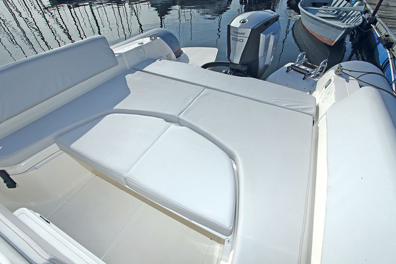 La banquette en U, ici en configuration bain de soleil, est aussi convertible en un carré pour six ou sept convives. 