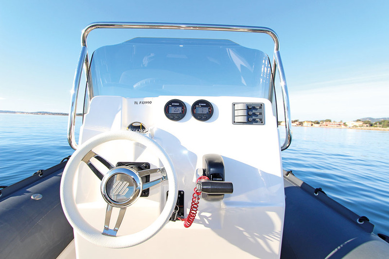 Avec un cale-pieds intégré dans la console, la position de conduite est parfaite. Pour se maintenir en navigation, les passagers apprécieront la solide main courante qui encadre le pare-brise. 
