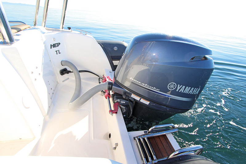 Le Yamaha 115 ch s’avère être une puissance satisfaisante pour envisager le pratique d’activités sportives telles que le wake-board où le ski nautique. Le mât fixé sur le tableau est d’une utilisation très pratique.
